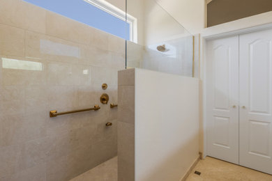 Diseño de cuarto de baño principal actual grande con ducha abierta, baldosas y/o azulejos beige, baldosas y/o azulejos de porcelana, suelo con mosaicos de baldosas, suelo beige, ducha abierta y hornacina