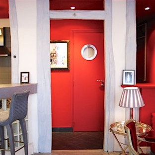 Foto de hall ecléctico, pequeño, con paredes rojas, suelo de madera pintada, puerta simple, puerta blanca y suelo gris