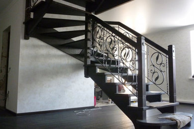 Идея дизайна: лестница среднего размера в стиле неоклассика (современная классика)