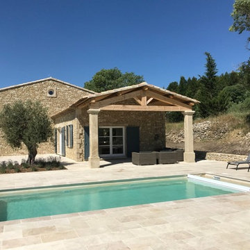 Construction d'une maison en pierres avec piscine à Gordes