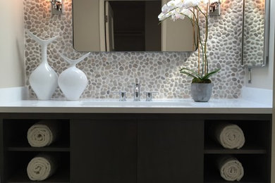 Bathroom - modern bathroom idea in Los Angeles