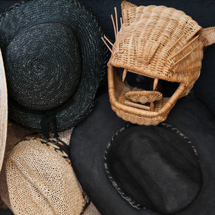 Bild på en liten eklektisk ingång och ytterdörr, med svarta väggar och mellanmörkt trägolv