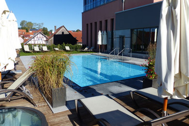 Modernes Pool im Innehof in rechteckiger Form in Sonstige