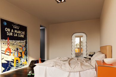 Mittelgroßes Modernes Hauptschlafzimmer mit beiger Wandfarbe, dunklem Holzboden und braunem Boden in Berlin