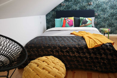 Stilmix Schlafzimmer im Dachboden mit hellem Holzboden und Tapetenwänden in Sonstige