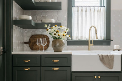 Exempel på ett mellanstort klassiskt vit linjärt vitt kök och matrum, med flerfärgat golv, luckor med infälld panel, gröna skåp, bänkskiva i kvartsit, vitt stänkskydd, stänkskydd i keramik, en rustik diskho, rostfria vitvaror och klinkergolv i keramik