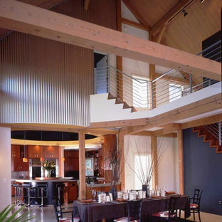 マンチェスターの中サイズのカントリー風 LDKの画像 (白い壁、コンクリートの床)