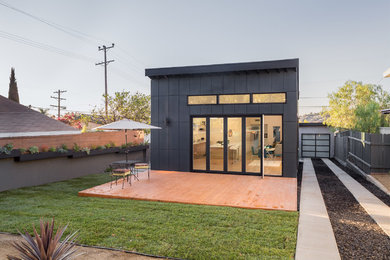 Contemporary exterior home idea in Los Angeles