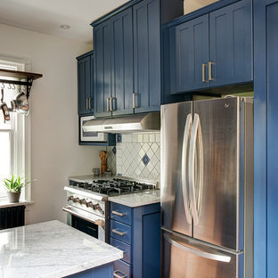 Удачное сочетание для дизайна помещения: маленькая параллельная кухня в средиземноморском стиле с обеденным столом, одинарной раковиной, фасадами в стиле шейкер, синими фасадами, мраморной столешницей, синим фартуком, фартуком из керамической плитки, техникой из нержавеющей стали, полом из терракотовой плитки и оранжевым полом без острова - самое интересное для вас