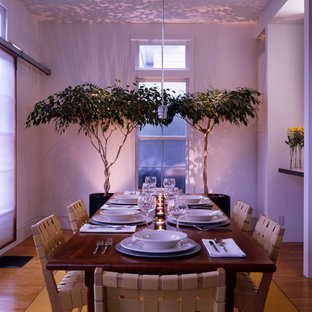 Стильный дизайн: гостиная-столовая среднего размера в стиле современная классика с белыми стенами и светлым паркетным полом - последний тренд