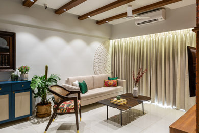 Example of an asian living room design in Mumbai