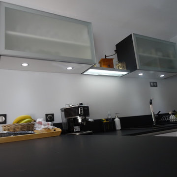 Cuisine Haut de gamme Laqué blanc brillant Plan de travail Fenix NTM Nero