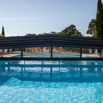Un abri de piscine mi-haut qui repousse les limites de l'espace
