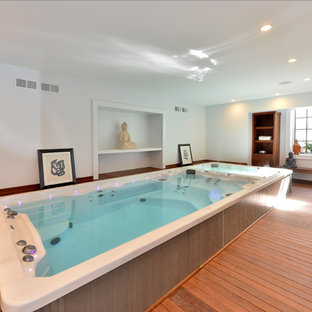 ニューヨークの小さい長方形トラディショナルスタイルのおしゃれなプール (デッキ材舗装) の写真