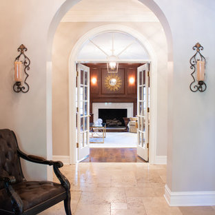 Idéer för mellanstora eklektiska foajéer, med grå väggar, travertin golv, en enkeldörr och beiget golv