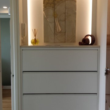 Apartment in Hampton Wick, TW11: Entrance Vestibule with Shoeracks