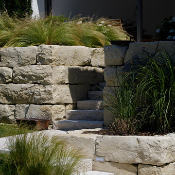Weitläufiger Garten mit Mauern und Wegen aus Naturstein