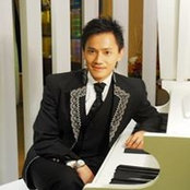 Robert Chow's photo
