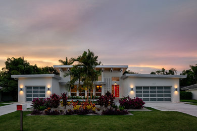 Example of a mid-century modern home design design in Miami
