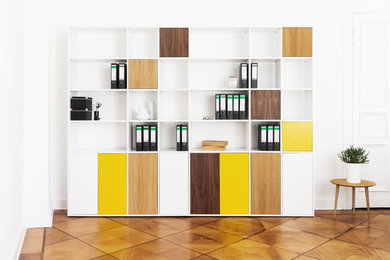 Une étagère de bureau colorée avec des compartiments ouverts et fermés