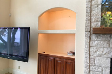 Example of a classic home design design in Austin