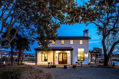 Example of a farmhouse home design design in Sacramento