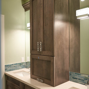 Diseño de cuarto de baño principal, de estilo americano, de tamaño medio, con armarios con paneles empotrados, puertas de armario marrones, baldosas y/o azulejos azules, baldosas y/o azulejos de vidrio laminado, paredes verdes, lavabo bajoencimera y encimera de cuarzo compacto