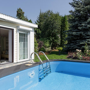 他の地域の小さいオーダーメイドコンテンポラリースタイルのおしゃれな中庭プールの写真