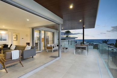 Inspiration for a modern balcony in Newcastle - Maitland.
