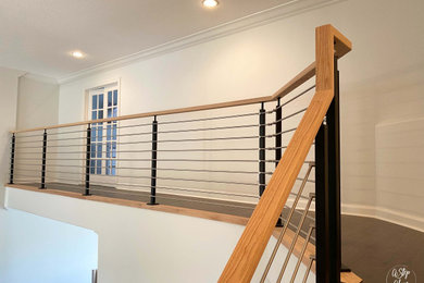 Ejemplo de escalera en L clásica renovada de tamaño medio con escalones de madera, contrahuellas de madera pintada y barandilla de varios materiales