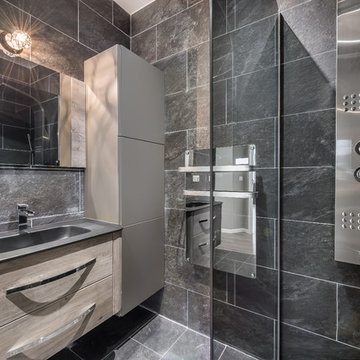 Salle de bain ardoise et bois, naturelle et élégante