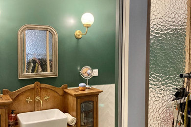 Cette photo montre une salle de bain rétro.