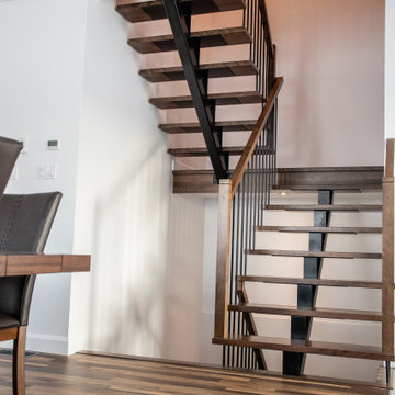 Hardwood metal stringer staircase / Escalier de bois franc avec limon central en