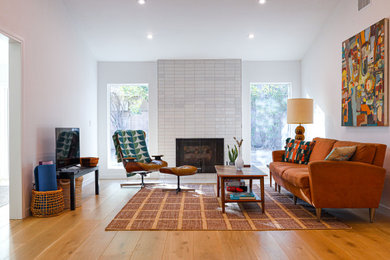 Example of a minimalist living room design in Los Angeles