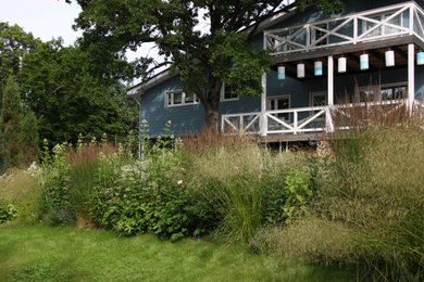 Пример оригинального дизайна: солнечный участок и сад на внутреннем дворе с хорошей освещенностью