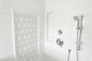 На фото: большая главная ванная комната в классическом стиле с серыми фасадами, отдельно стоящей ванной, открытым душем, раздельным унитазом, белой плиткой, мраморной плиткой, белыми стенами, мраморным полом, врезной раковиной, мраморной столешницей, белым полом, душем с распашными дверями, нишей, тумбой под две раковины и встроенной тумбой