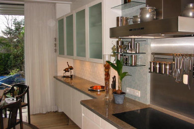Moderne Küchen- und Badmöbel