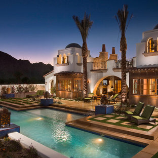 Mediterranes Sportbecken hinter dem Haus in individueller Form mit Betonplatten und Wasserspiel in Orange County