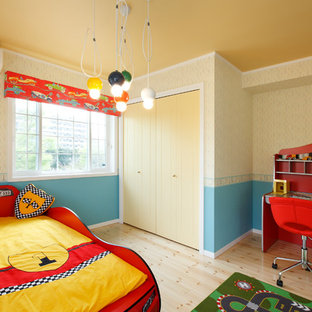 エクレクティックスタイルのおしゃれな子供部屋 (マルチカラーの壁、淡色無垢フローリング、ベージュの床) の写真