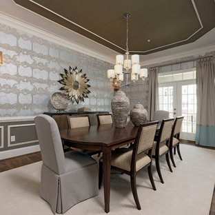 Klassisches Esszimmer mit metallicfarbenen Wänden, braunem Holzboden und braunem Boden in Washington, D.C.