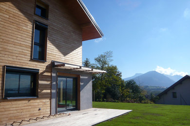 Aménagement d'une façade de maison avec un revêtement mixte.