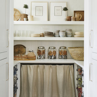 Maritime Küche in U-Form mit Vorratsschrank, schwarzem Boden und weißer Arbeitsplatte in Jacksonville