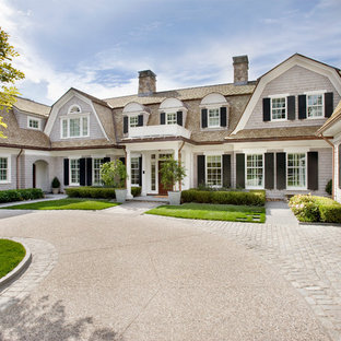 Новый формат декора квартиры: двухэтажный фасад дома в классическом стиле с облицовкой из дерева и мансардной крышей