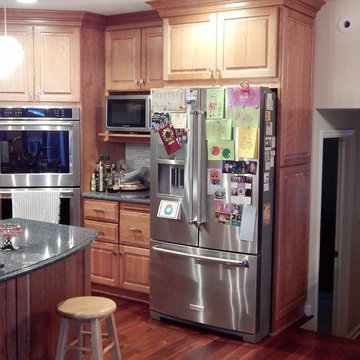 Sandwich center, sandwiched betwwen appliance