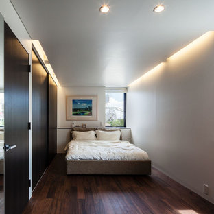 東京23区のモダンスタイルのおしゃれな寝室 (白い壁、濃色無垢フローリング、茶色い床) のインテリア