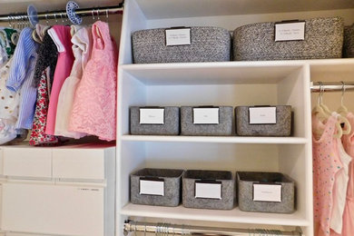 Example of a minimalist nursery design in Los Angeles