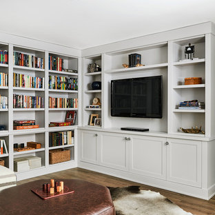 Diseño de sótano con ventanas contemporáneo, de tamaño medio, sin chimenea, con paredes blancas, suelo de madera en tonos medios y suelo marrón