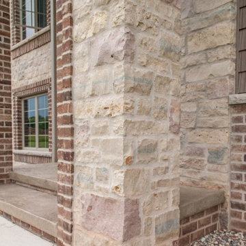 Bellevue Natural Thin Stone Veneer Pillar Close-Up