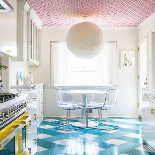 Moderne Wohnküche mit gebeiztem Holzboden, weißer Wandfarbe und blauem Boden in Dallas