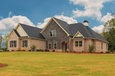 Mid-sized traditional red one-story brick exterior home idea in Atlanta with a shingle roof
